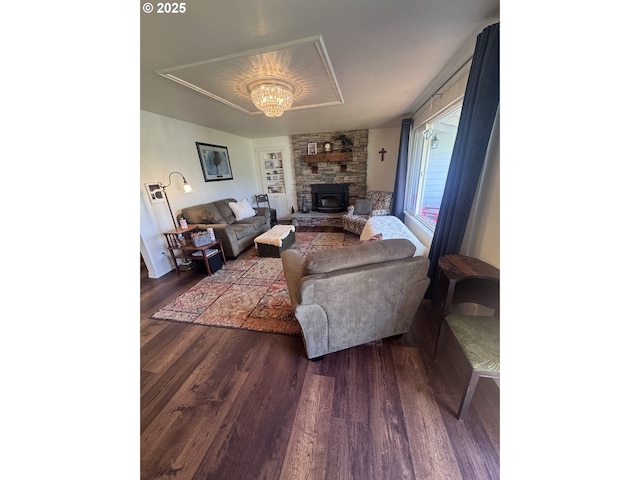 living area with dark wood-style floors and a notable chandelier
