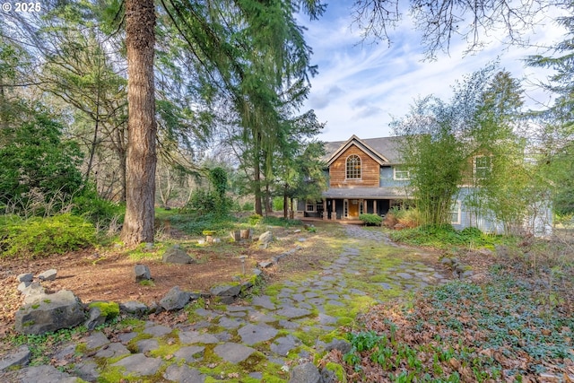 view of yard featuring covered porch and driveway