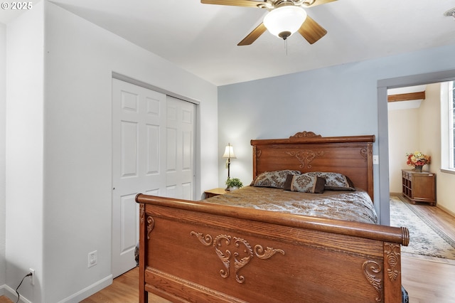 bedroom with ceiling fan, light wood-type flooring, and a closet