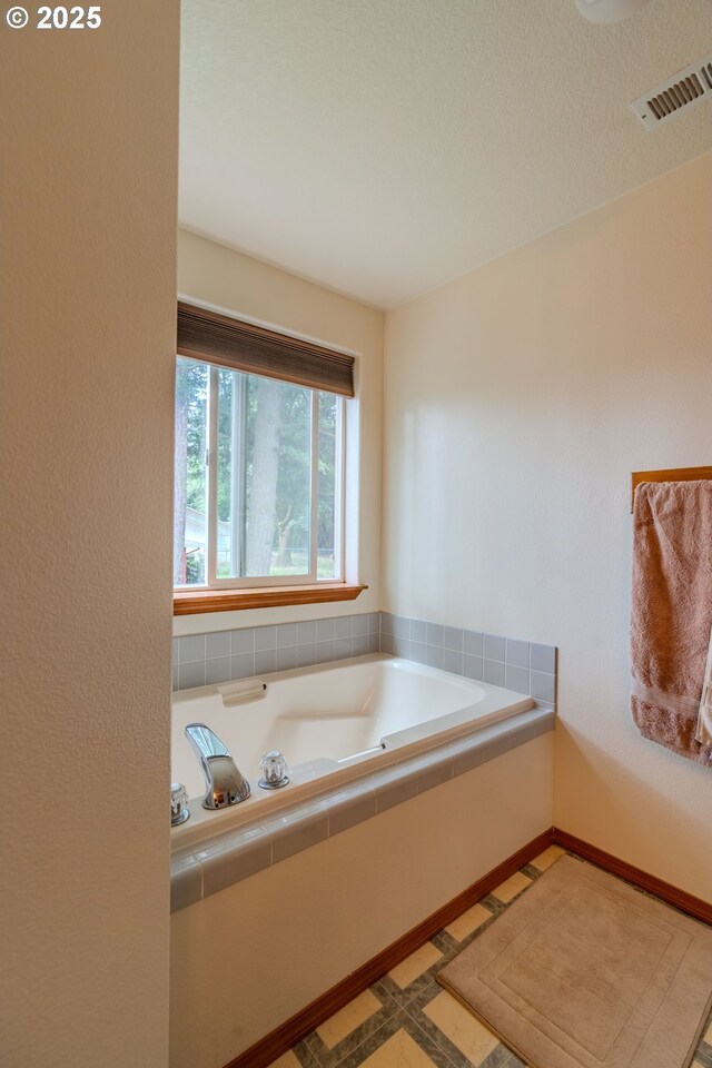 428 SE 11th Cir, Troutdale, OR 97060 - bathroom with a bath
