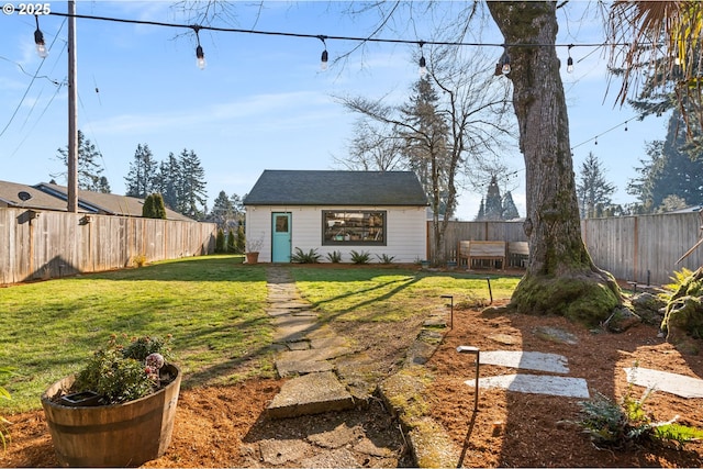 view of yard with an outbuilding