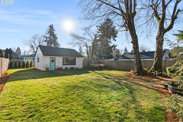 view of yard featuring an outbuilding