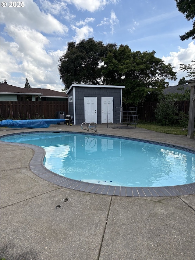 829 NE 107th Ave, Portland, OR 97220 - view of swimming pool with an outbuilding