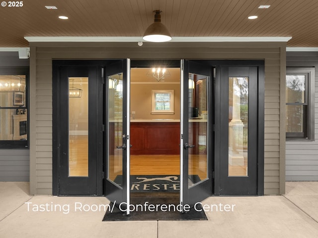 property entrance featuring a ceiling fan