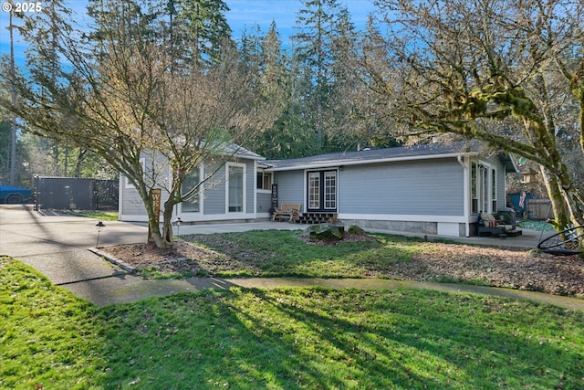 ranch-style house featuring a front yard