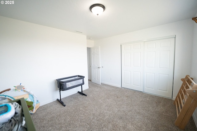 bedroom featuring carpet floors and a closet