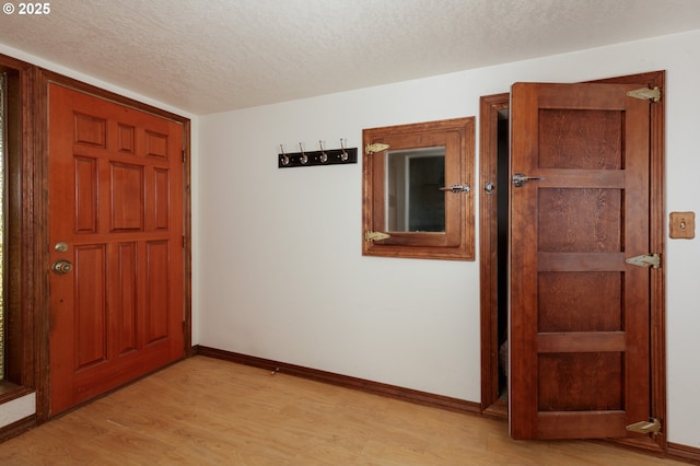 78902 Walters Rd, Maupin, OR 97037 - foyer featuring a textured ceiling and light wood-style floors