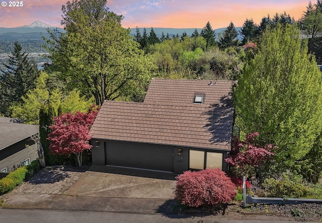 birds eye view of property featuring a mountain view