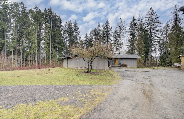 view of front of home featuring driveway and a front lawn