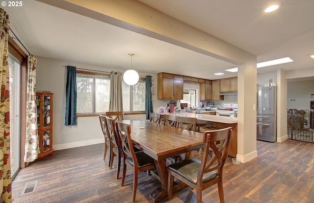 dining room featuring dark wood-style floors, recessed lighting, visible vents, and baseboards