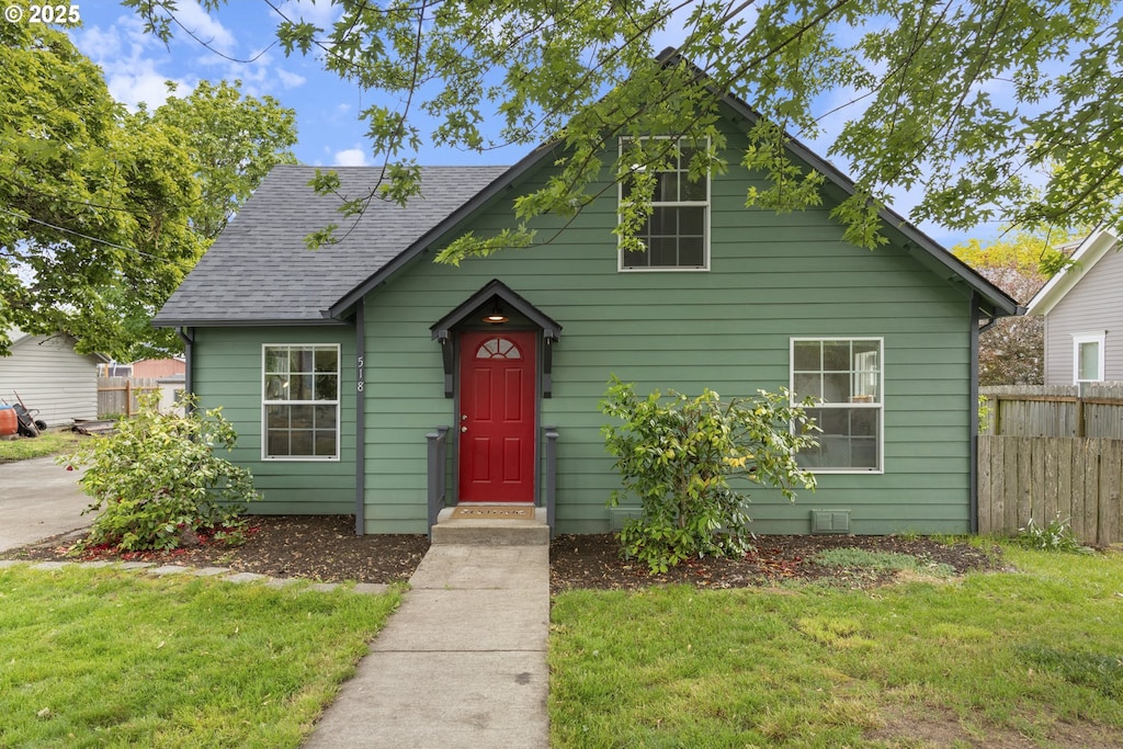 518 S Meridian St, Newberg, OR 97132 - bungalow-style house with a shingled roof