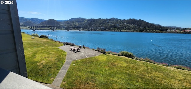 water view featuring a mountain view