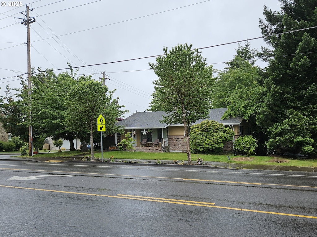 902 N Parkway Ave, Battle Ground, WA 98604 - view of front facade with brick siding and roof with shingles