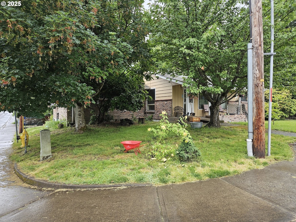 902 N Parkway Ave, Battle Ground, WA 98604 - view of front of home with brick siding and a front yard