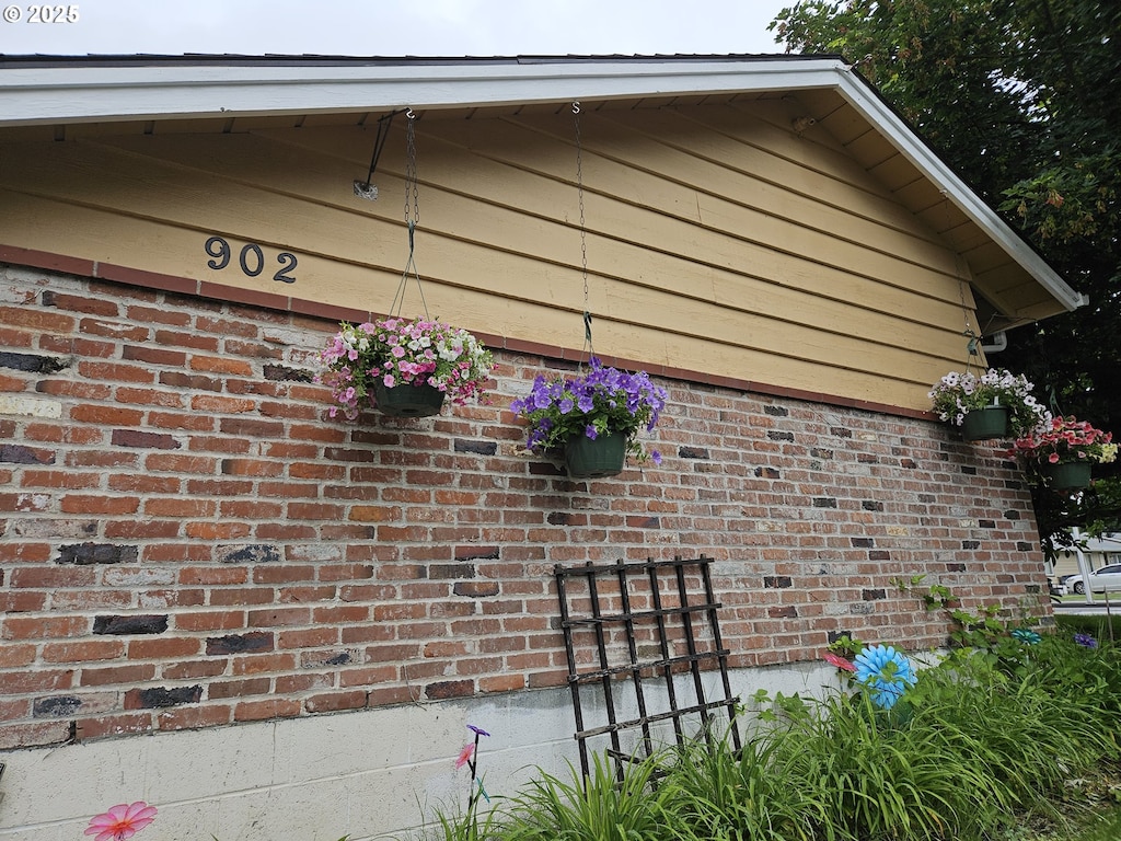902 N Parkway Ave, Battle Ground, WA 98604 - exterior view of brick siding
