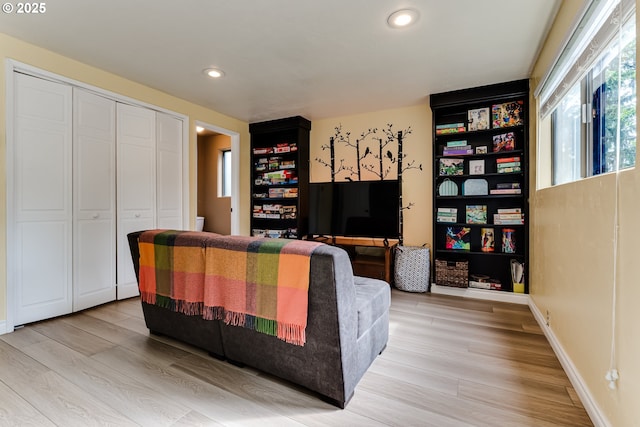 living area featuring light wood-style floors, recessed lighting, and baseboards