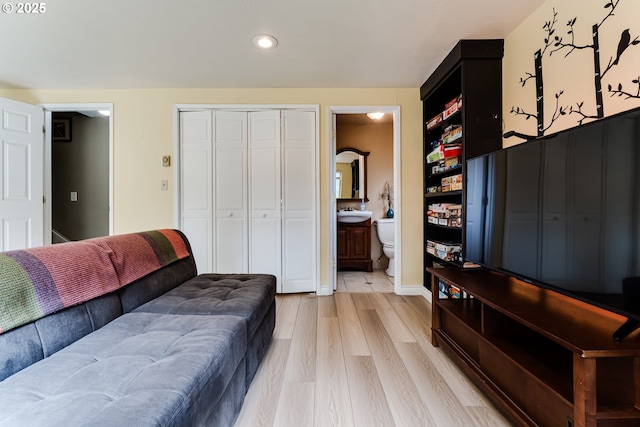 living area with recessed lighting and light wood finished floors