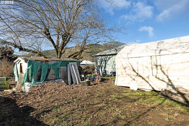 view of yard featuring an outbuilding