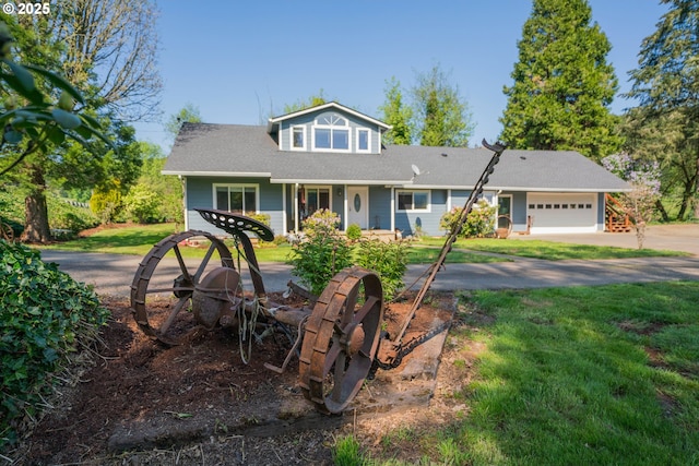 view of front facade featuring a garage, a front lawn, and driveway