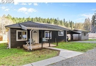 view of front of house with covered porch and a front lawn