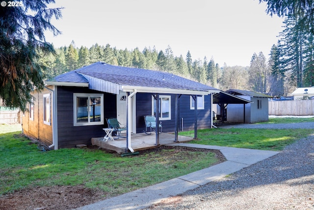 single story home featuring a front lawn