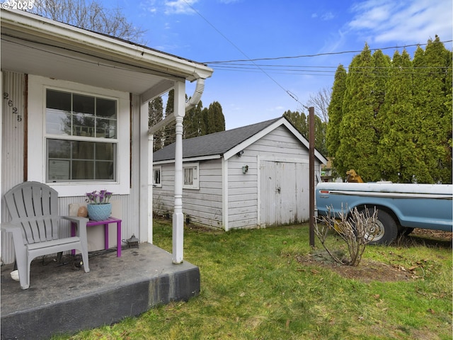 view of yard featuring a storage unit