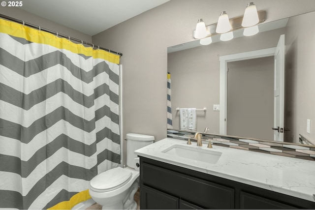 full bathroom featuring vanity, toilet, and a shower with curtain