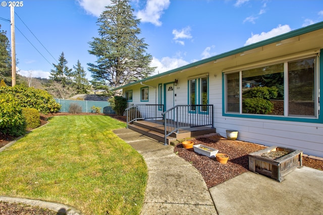 view of front of house featuring a front lawn