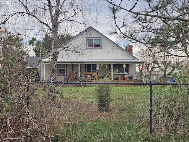 view of front of house featuring a front lawn