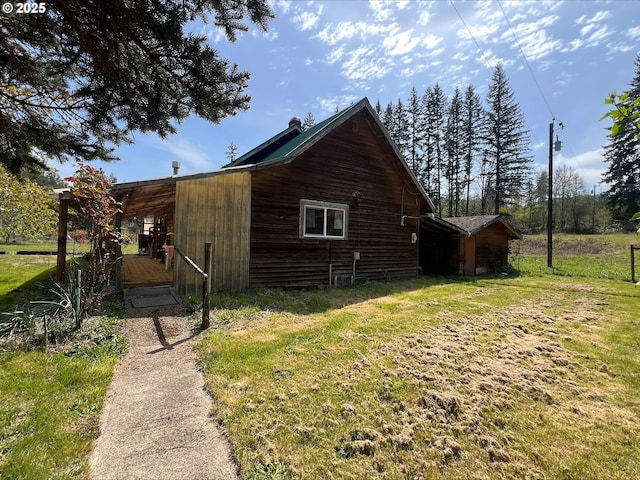 view of side of property featuring a lawn