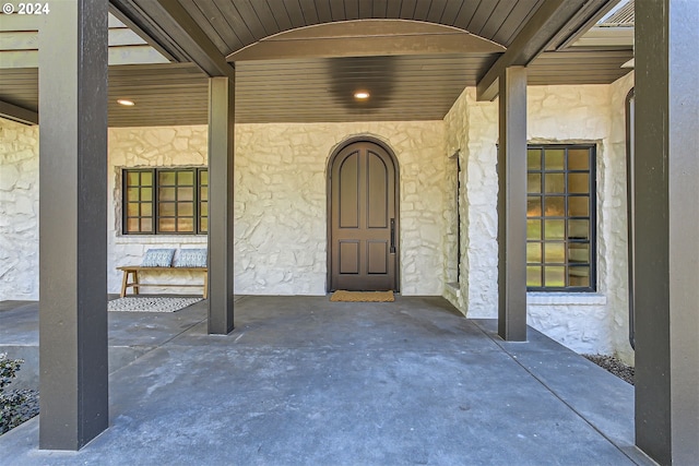 entrance to property with stucco siding