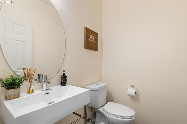 842 NE Rothbury Ave, Hillsboro, OR 97124 - bathroom featuring toilet and a sink