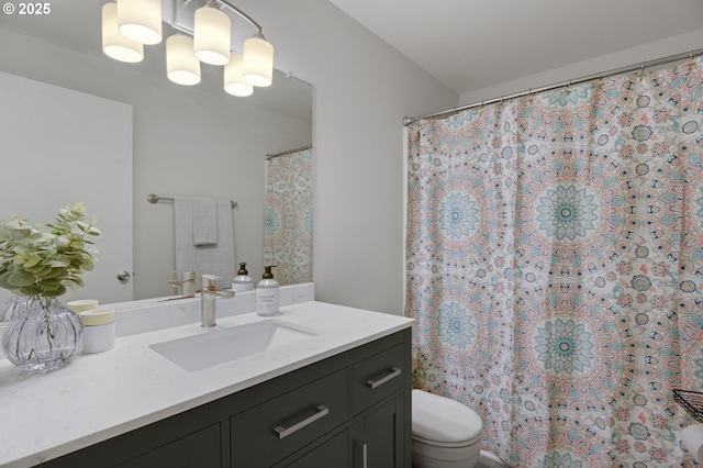 full bathroom featuring toilet, a shower with shower curtain, and vanity