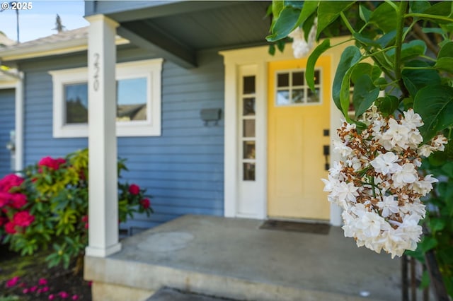 220 Adams Ave, Silverton, OR 97381 - doorway to property featuring a porch