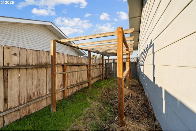 view of yard featuring a pergola