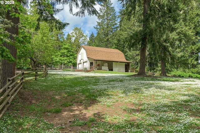view of yard featuring fence and an outbuilding