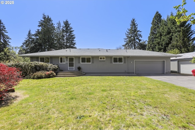 view of front of property featuring an attached garage, driveway, and a front yard