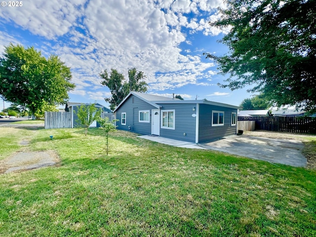 955 SW 10th St, Hermiston, OR 97838 - rear view of property with a patio