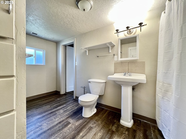 955 SW 10th St, Hermiston, OR 97838 - bathroom featuring wood finished floors and a textured ceiling