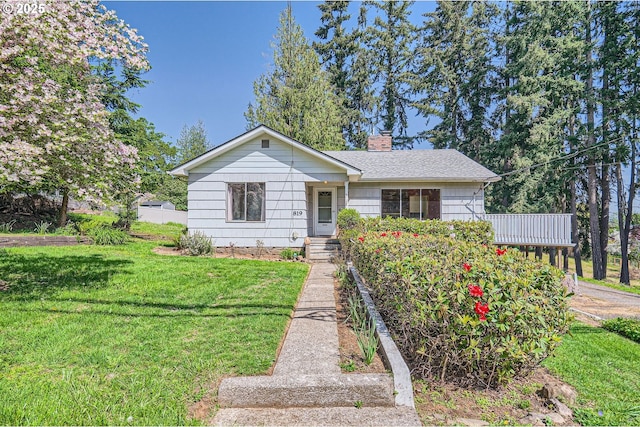 819 Oak St, Silverton, OR 97381 - view of front of property featuring a chimney and a front lawn