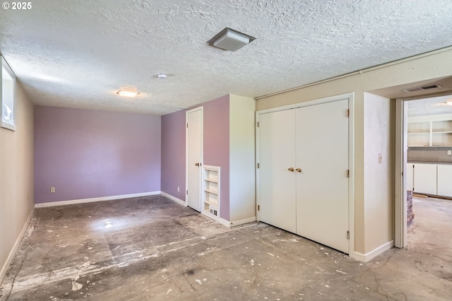 819 Oak St, Silverton, OR 97381 - unfurnished bedroom featuring a textured ceiling, baseboards, a closet, and visible vents