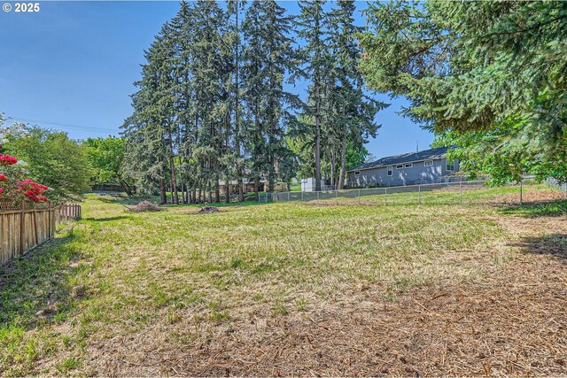 819 Oak St, Silverton, OR 97381 - view of yard with fence