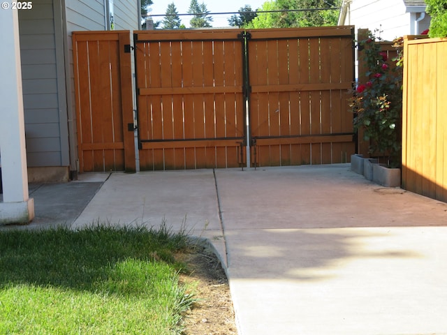 439 NW Garibaldi St, Hillsboro, OR 97124 - view of gate