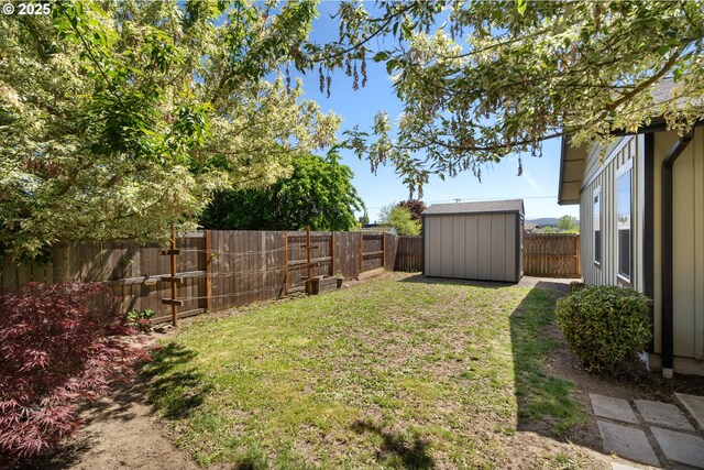 view of yard with an outdoor structure and a storage shed