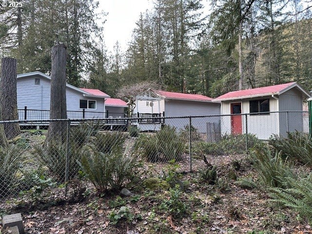 view of yard with an outbuilding