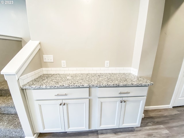 585 Baker St, Baker City, OR 97814 - detailed view of wood finished floors and baseboards