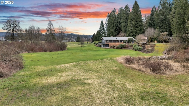 view of yard at dusk