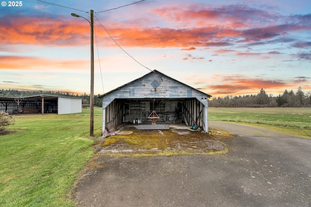 view of pole building featuring a yard