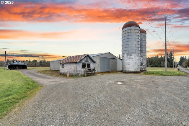 view of pole building featuring a yard