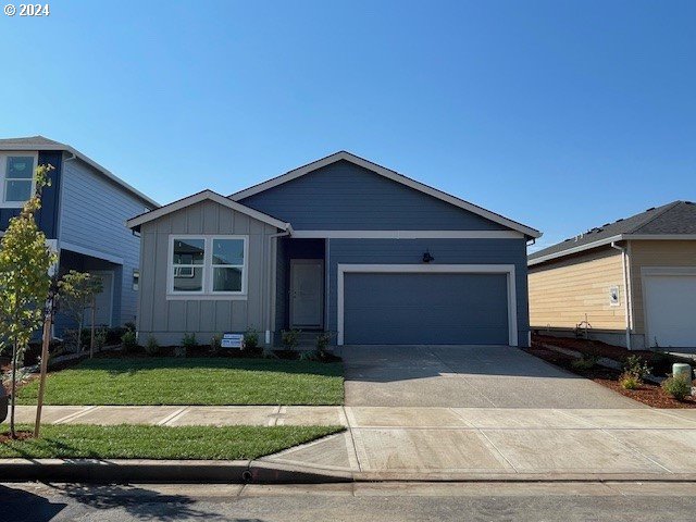 view of front facade featuring a garage and a front lawn